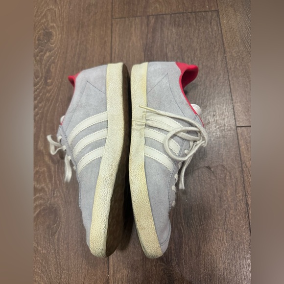 Classic Adidas shoes with stripes - Picture 3 of 5